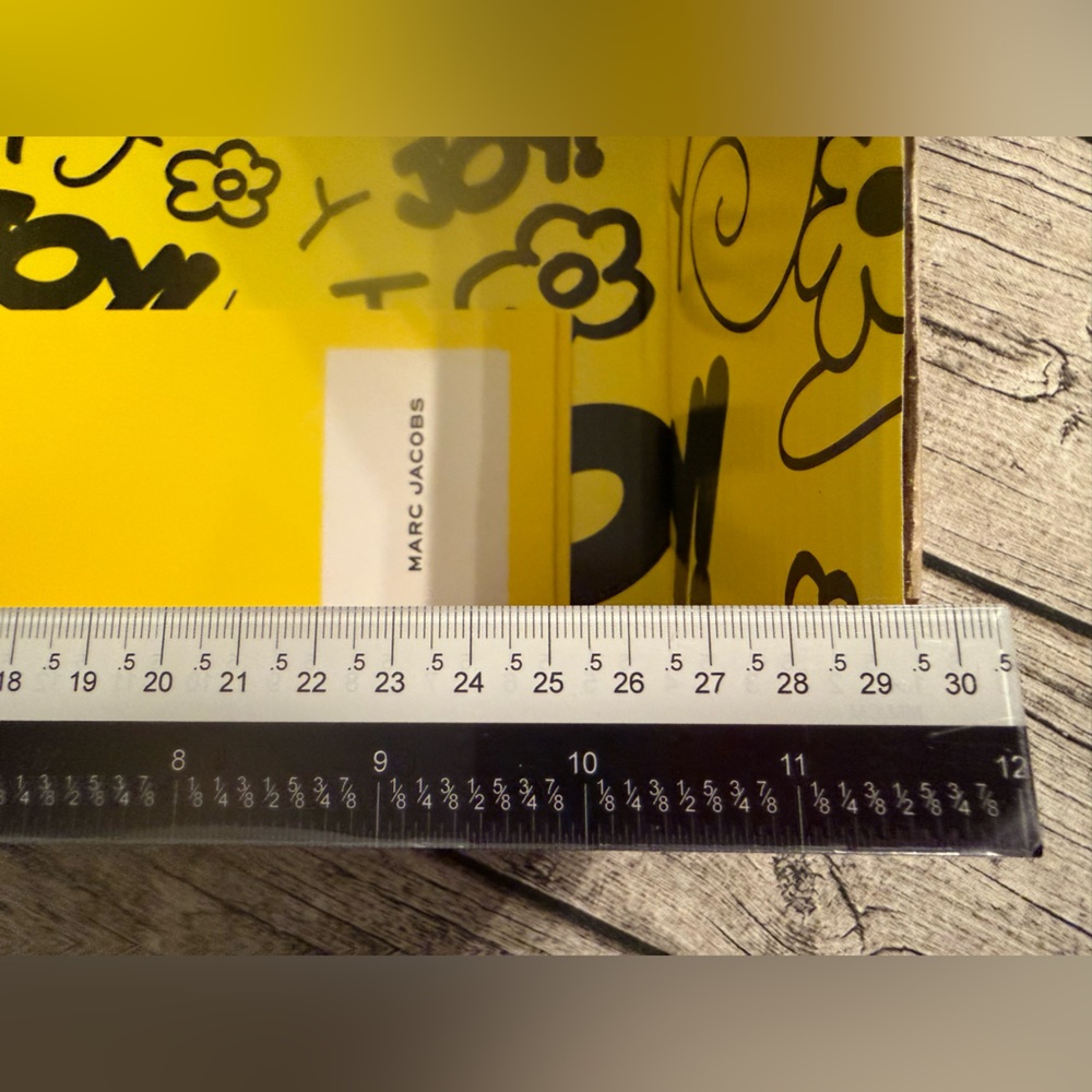 Marc Jacobs gift box/shipping box. - Picture 11 of 13